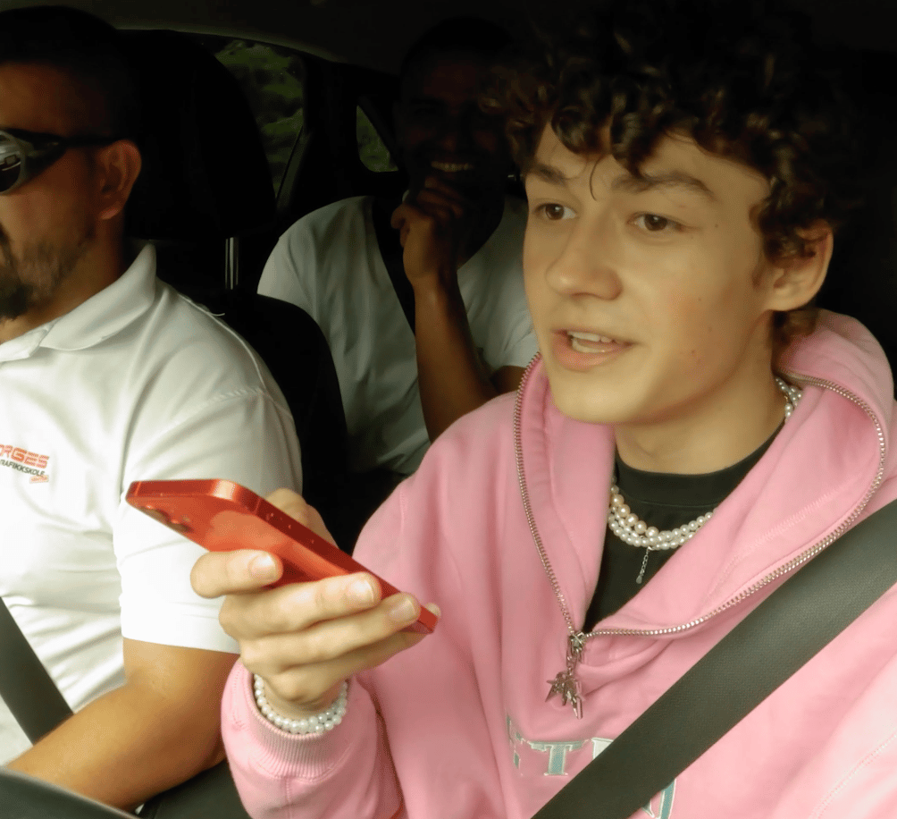 David Mokel holder mobil og kjører bil